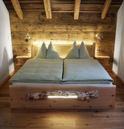 Schlafzimmer mit Zirbenholz
